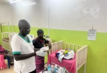 Bria : MSF renforce l’accès aux soins pour les enfants des zones reculées de la Haute-Kotto Un soignant du MSF à Bria prépare du matériel médical auprès d’un nouveau-né hospitalisé à l'hôpital de Bria. Photo MSF