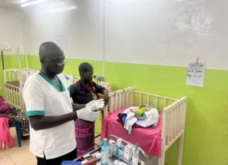 Bria : MSF renforce l’accès aux soins pour les enfants des zones reculées de la Haute-Kotto Un soignant du MSF à Bria prépare du matériel médical auprès d’un nouveau-né hospitalisé à l'hôpital de Bria. Photo MSF