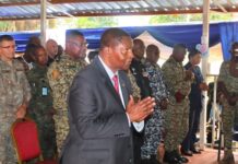 Centrafrique : après les églises évangéliques, Touadéra chez les catholiques avant la mosquée ? Touadera en prière