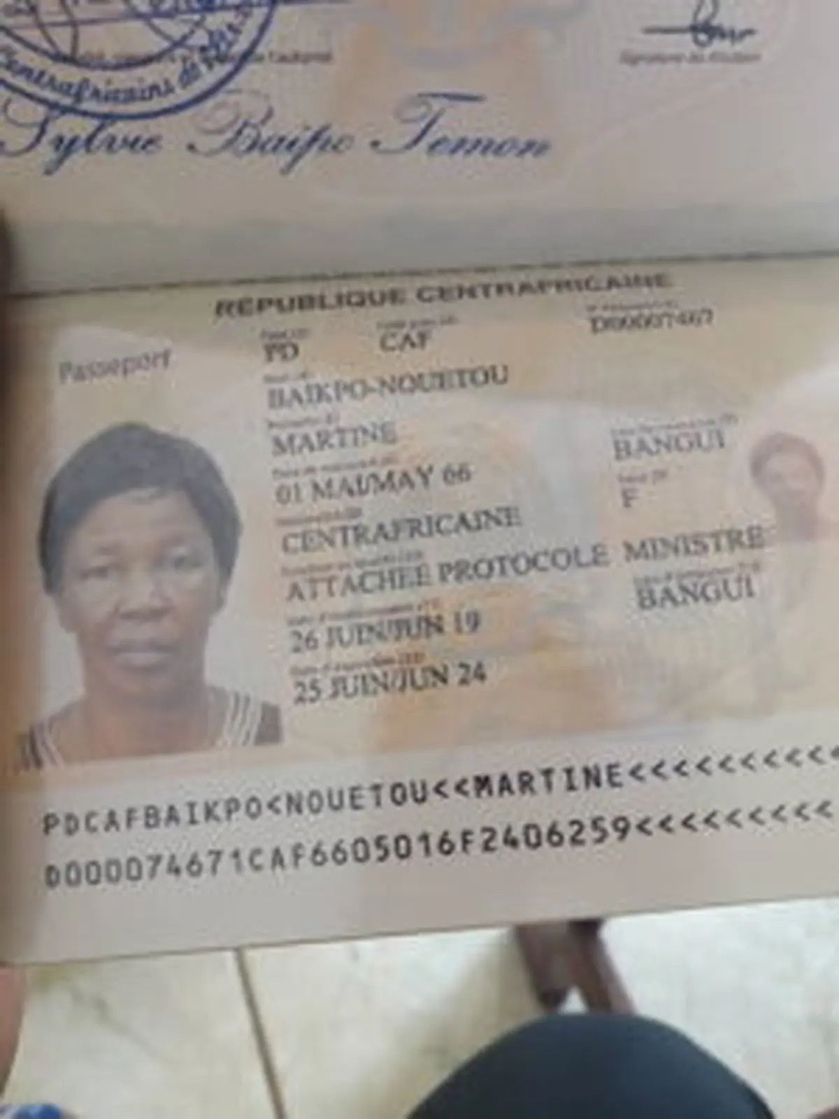 copie de faux passeport diplomatique délivré par madame la ministre sylvie baïpou temon copie-de-faux-passeport-diplomatique-délivré-par-madame-la-ministre-sylvie-baïpou-temon Scandale de corruption et du trafic des faux documents au ministère des Affaires étrangères.