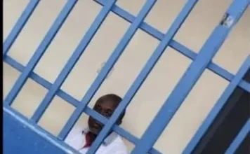 Daniel Nzéwé libéré: le multirécidiviste escroc criminel défie une fois de plus la justice et nargue ses ennemis sur les réseaux sociaux Daniel Nzewé en garde à vue dans une cellule de l'OCRB à Bangui