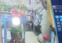 Bangui : un élément de la garde présidentielle chopé en plein vol d’ordinateur dans un magasin Camerounais, une preuve de plus de l’armée des voleurs et des bandits créée par Touadéra et son chef d’état major Le soldat voleur de l'ordinateur faisant semblant de passer un coup de fil après avoir soutiré et caché l'ordinateur dans sa tenue filmé Pyla caméra d