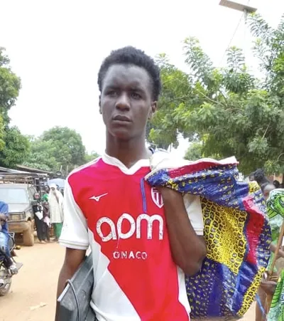 Bangui : Balekouzou, le grand voleur du quartier Walingba arrêté à l’OCRB avec un sac rempli d’objets après le cambriolage d’une maison
