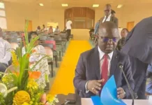 Le grand sorcier de Carnot Évariste Ngamana, porte-parole du gouvernement, affirme que « La question de la nationalité ne relève pas du Conseil constitutionnel » Moment de soutenance de thèse de doctorat de l'ancien Abbé Évariste Ngamana