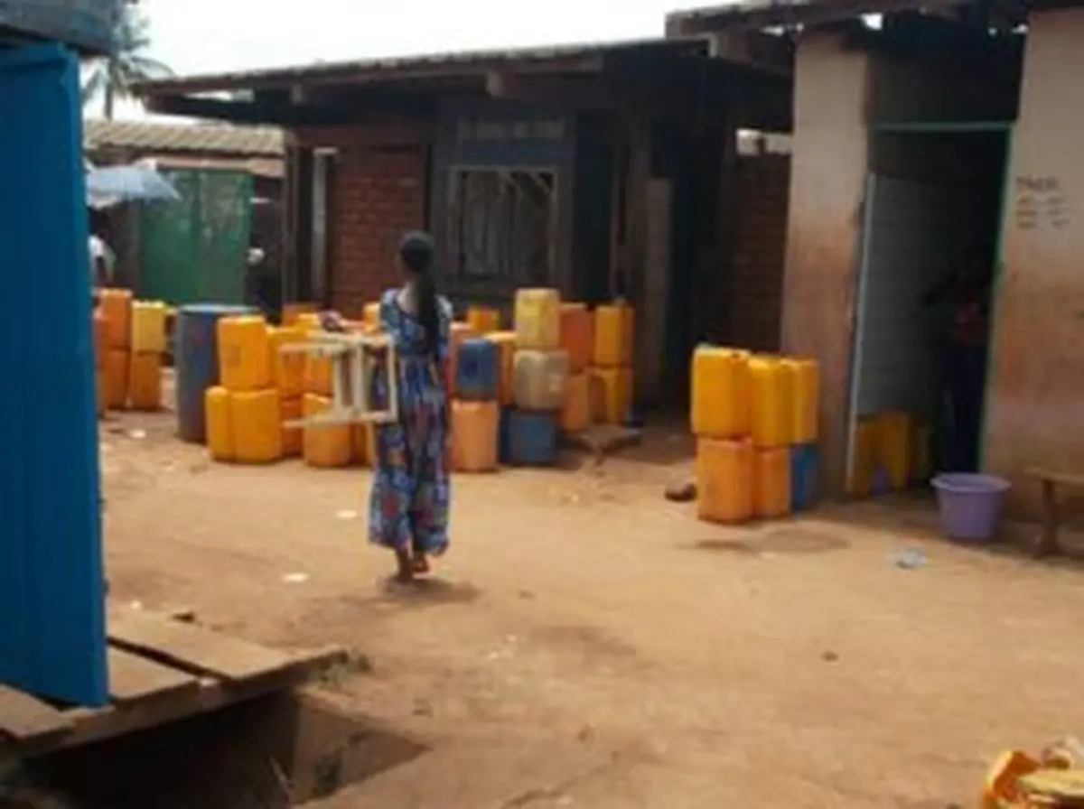 Pénurie d’eau à Bangui : des bidons jaunes en attente à la fontaine
