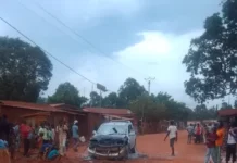 Bangui : une Toyota RAV4 entièrement calcinée dans le 8e arrondissement, les circonstances restent inconnues RAV4 incendié dans le huitième arrondissement de Bangui