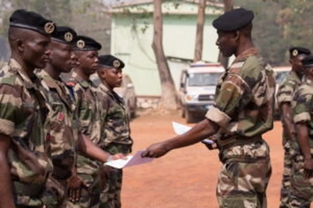 remise-certificat-formation-eutm-rca-aux-soldats-faca-camp-kassai-bangui Centrafrique : Fin de stage des FACA  aux Techniques Elémentaires - Emploi des réseaux mobile