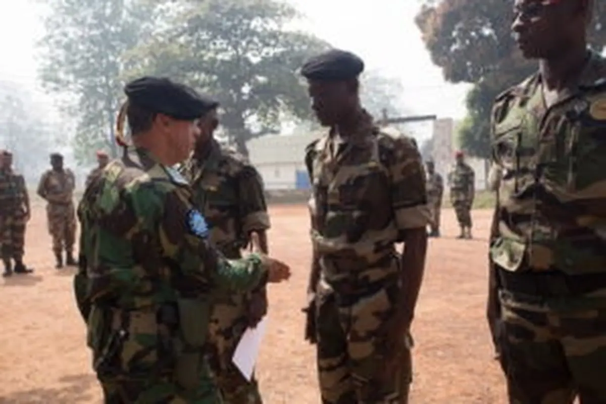 remise-certificat-soldat-faca-camp-kassai-bangui-eutm-fin-de-formation Centrafrique : Fin de stage des FACA  aux Techniques Elémentaires - Emploi des réseaux mobile