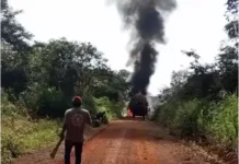 Bangassou : un véhicule de transport prend feu à l’entrée de la ville, des marchandises complètement détruites Véhicule incendié à l'entrée de la ville de Bangassou
