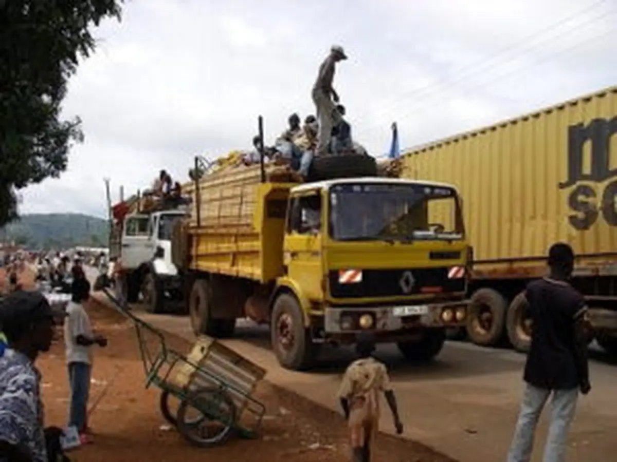 Ville de Bangui ville-de-Bangui-par-cnc-IMG_24fvr2018150823 Centrafrique : scène de pillage d’un camion dans le 6e arrondissement de Bangui.