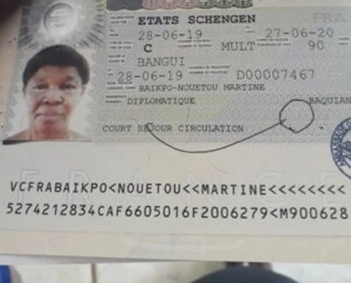 visa shegen délivré sur le vrai-faux passeport délivré par la ministre des affaires étrangères Sylvie Baïpo- visa-sur-le-vrai-faux-passeport-diplomatique-centrafricaine-délivré-par-la-ministre-sylvie-baïpo-temon-à-sa-domestique Scandale de corruption et du trafic des faux documents au ministère des Affaires étrangères.
